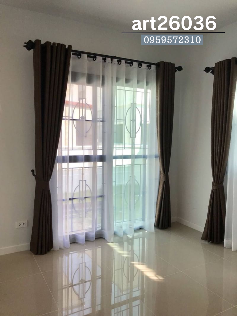 ผ้าม่านทึบ สีน้ำตาลเข้ม บานกระจกสองสี เหล็กดัดหน้าต่าง ประตู