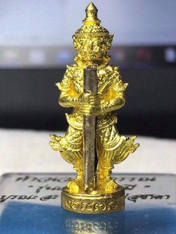 ท้าวเวสสุวัณ รุ่นเสริมบารมี เนื้อทองสวิส ตะบองเงิน เจ้าคุณธงชัยฯ วัดไตรมิตร (ลูกศิษย์หลวงพ่อเกษมฯ ท่านนัับถือหลวงพ่อเกษมฯ มาก และหลวงพ่อก็เมตตาท่านมาก โดยหลวงพ่อ ได้เคยกล่าวกับคุณะศรัทธาว่า หากอยู่ลำปางให้มาหาเรา หากอยู่กรุงเทพ ให้ไปหาเจ้าคุณธงชัย)