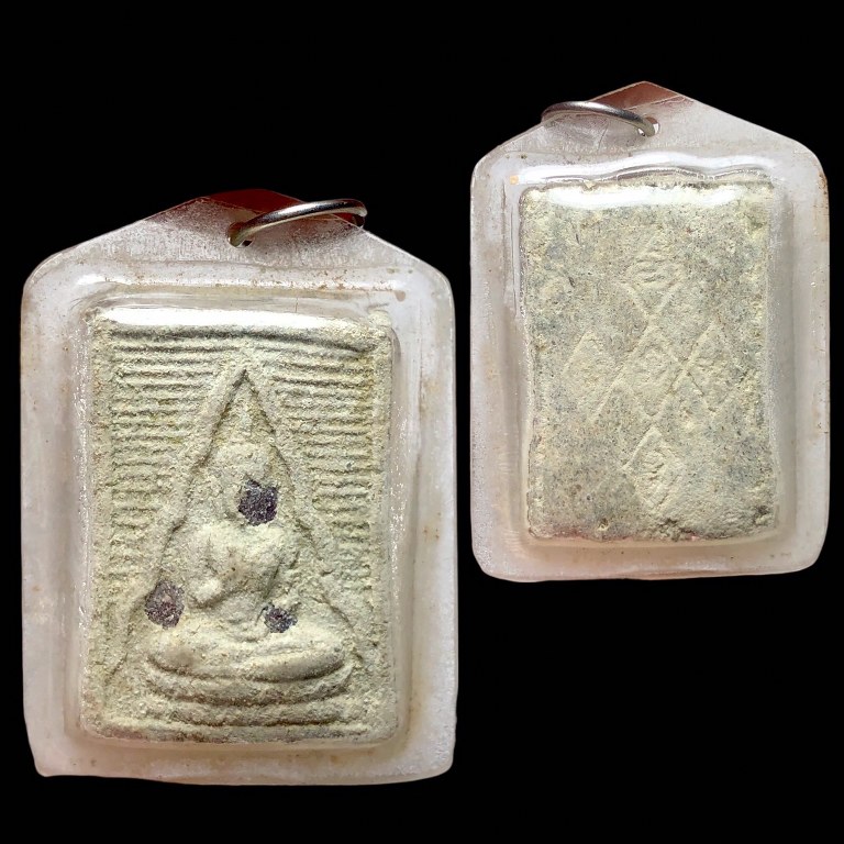 พระผงของขวัญรุ่นแรก.หลวงปู่สิม พุทธาจาโร พ.ศ.๒๕๑๗ วัดถ้ำผาปล่อง จ.เชียงใหม่ ฝังพลอยพระธาตุ(พิมพ์พระผงปากน้ำ)