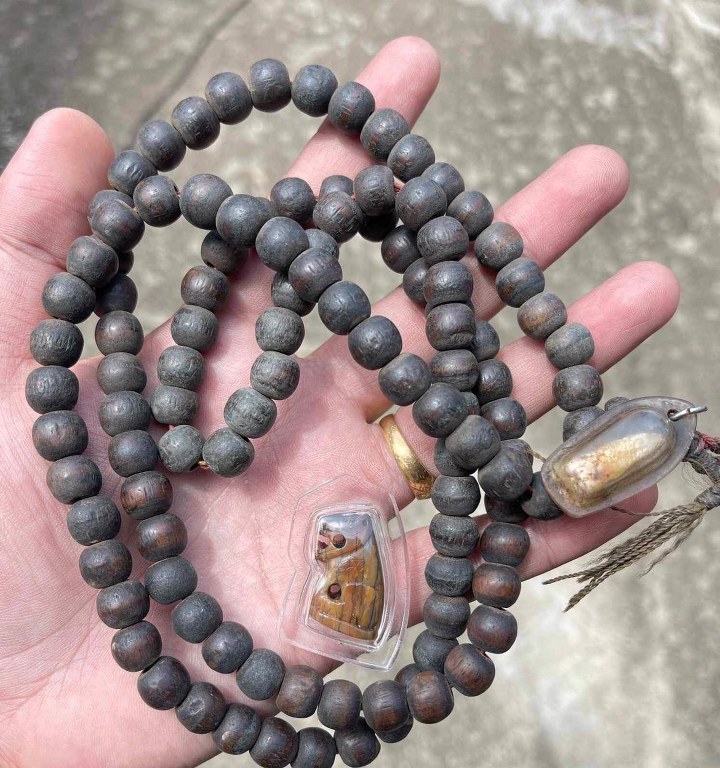 พระทันตธาตุ และประคำครูบาวัดสันโค้ง อ.แม่จัน จ.เชียงราย ได้มาจากคุณครูดนัย อดีตเป็นครูสอนโรงเรียนแม่จันวิทยาคม ปัจจุบันอายุ 79 ปี เปิดร้านอาหารอยู่น อ.แม่จัน ครูดนัยท่านเป็นลูกศิษย์ครูบาวัดสันโค้ง ท่านเล่าว่าได้พระทันตธาตุมาในปี 2519 พร้อมกับประคำ