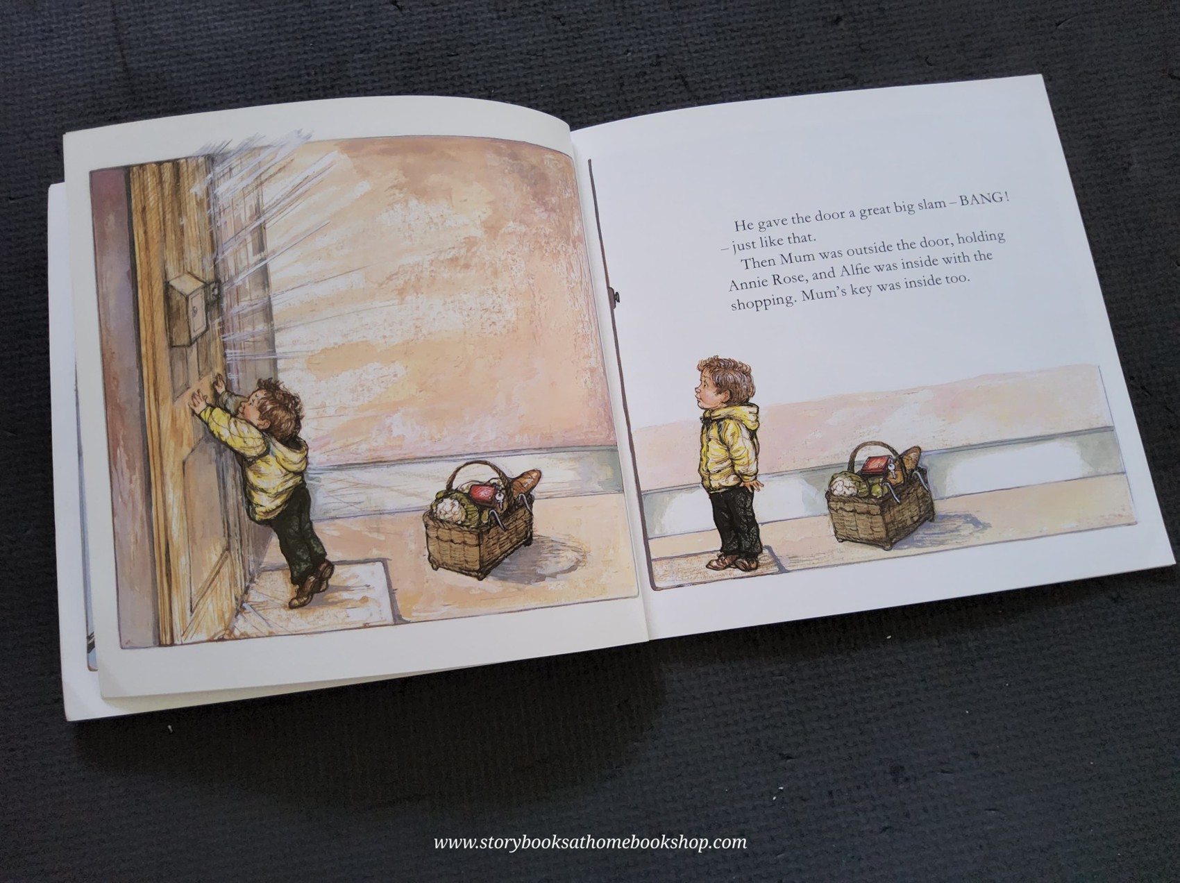 หนังสือนิทานปกอ่อน** 🍅🍓ALFIE GETS INB FIRST BY SHIRLEY HUGHES