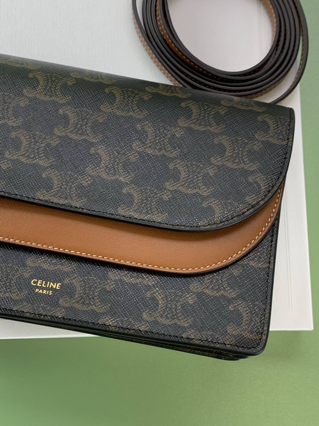 New Celine Wallet On Strap มีช่องใส่บัตร ช่องซิป ใส่มือถือได้ สายถอดได้ค่ะ ✨✨ ขนาด 8 x 5 x 2 นิ้ว อุปกรณ์ถุงกระดาษ ถุงผ้า การ์ด