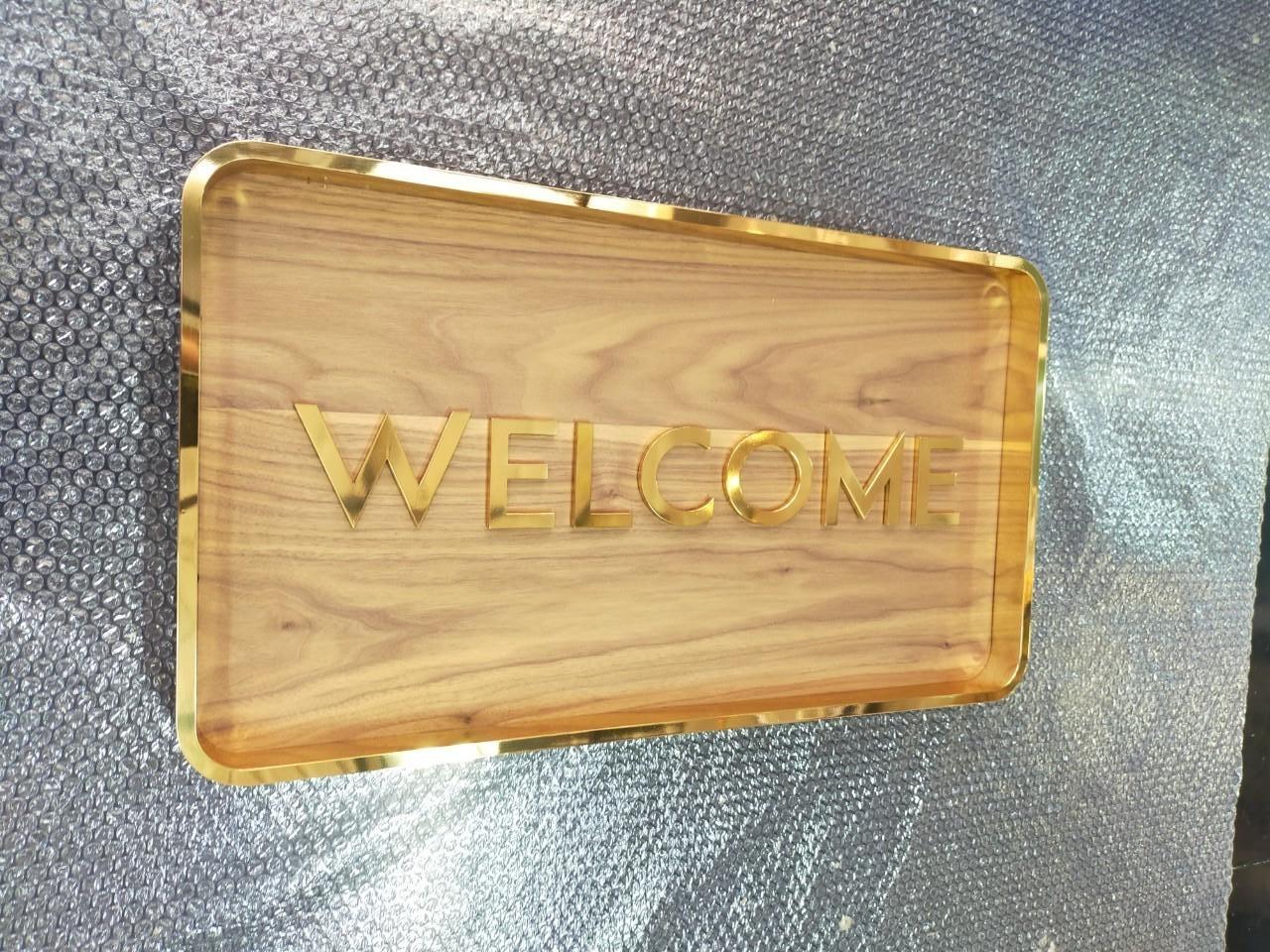 ป้ายอักษรทองเหลืองขัดเงา ยกขอบ รองพื้นไม้