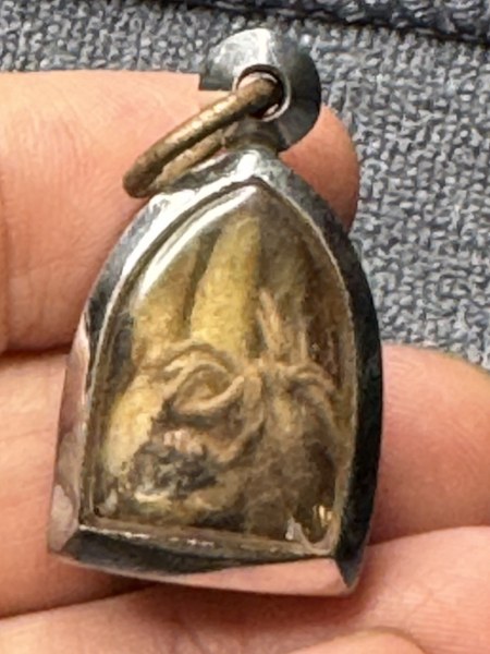 ทันตธาตุ ครูบาก๋องคำ วัดป่าคา จ. เชียงราย ร.ต.อ.พิทักษ์ ได้มาจากคุณปรีชา อดีตทำงานชลประทานใน จ.เชียงราย คุณปรีชา อายุ 65 ปี เป็นคน อ.พาน จ.เชียงราย คุณปรีชา เป็นลูกศิษย์ครูบาก๋องคำ นับถือครูบาก๋องคำมาก คุณปรีชา ได้รับพระทันตธาตุมาเมื่อปี 2543