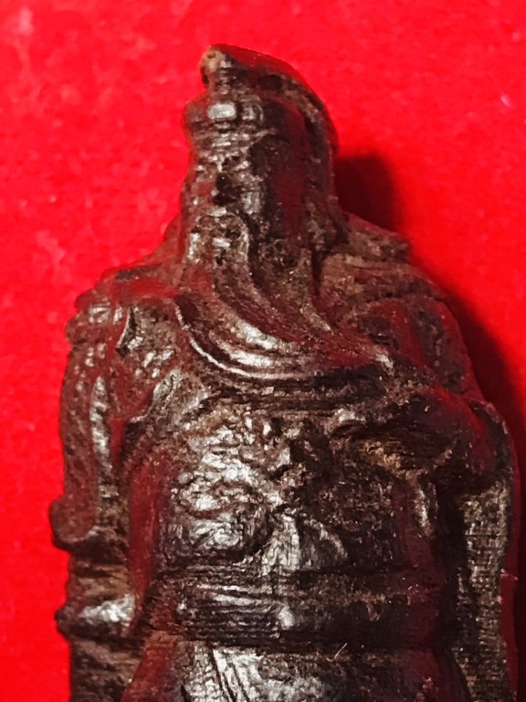 ท่านกวนอู ไม้แกะ มีรอยจาร เนื้อไม้มีสีดำ น้ำหนักไม่มากนัก ได้มาจากอดีตพระวัดพระพุทธบาทห้วยต้ม ชื่อพระจอดี้ เคยรับใช้ครูบาวงศ์ราว ๆ ปี 2537-2543 ท่านเล่าว่าท่านได้มาประมาณปี 2538 ช่างไทยใหญ่แกะถวายให้ครูบาวงศ์เสก เพื่อบูชาติดตัวไปทำงานที่อื่น