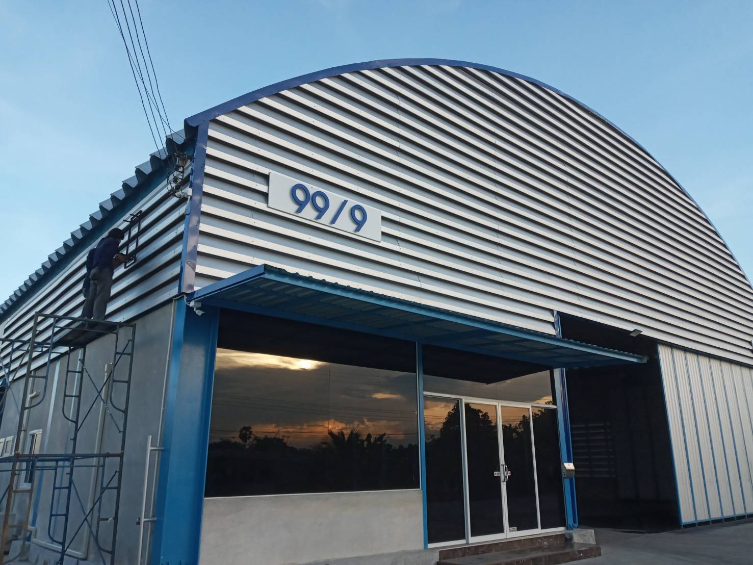 #งานติดตั้งป้ายอักษรสแตนเลสแฮร์ไลน์ทำสียกขอบ #ป้ายไฟโซล่าเซลล์ #คอมโพสิตสีขาวรองหลัง #ป้ายบ้านเลขที่