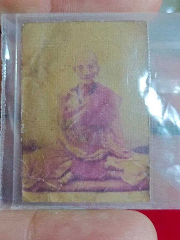 ๑. พระทัตธาตุ ครูบาแก้ว สุทโธ ๒.รูปถ่ายด้านหลังติดจีวร ๓. ล็อกเกตรุ่นแรก ปี ๑๘ ๔. เม็ดประคำจำนวน ๑ เม็ด ๕. รูปถ่ายด้านหลังติดพลอยคำ และ ๖.รูปหล่อรุ่น ๑ ของหลวงปู่แก้ว สุทโธ วัดดอยโมคลาน จ.เชียงใหม่