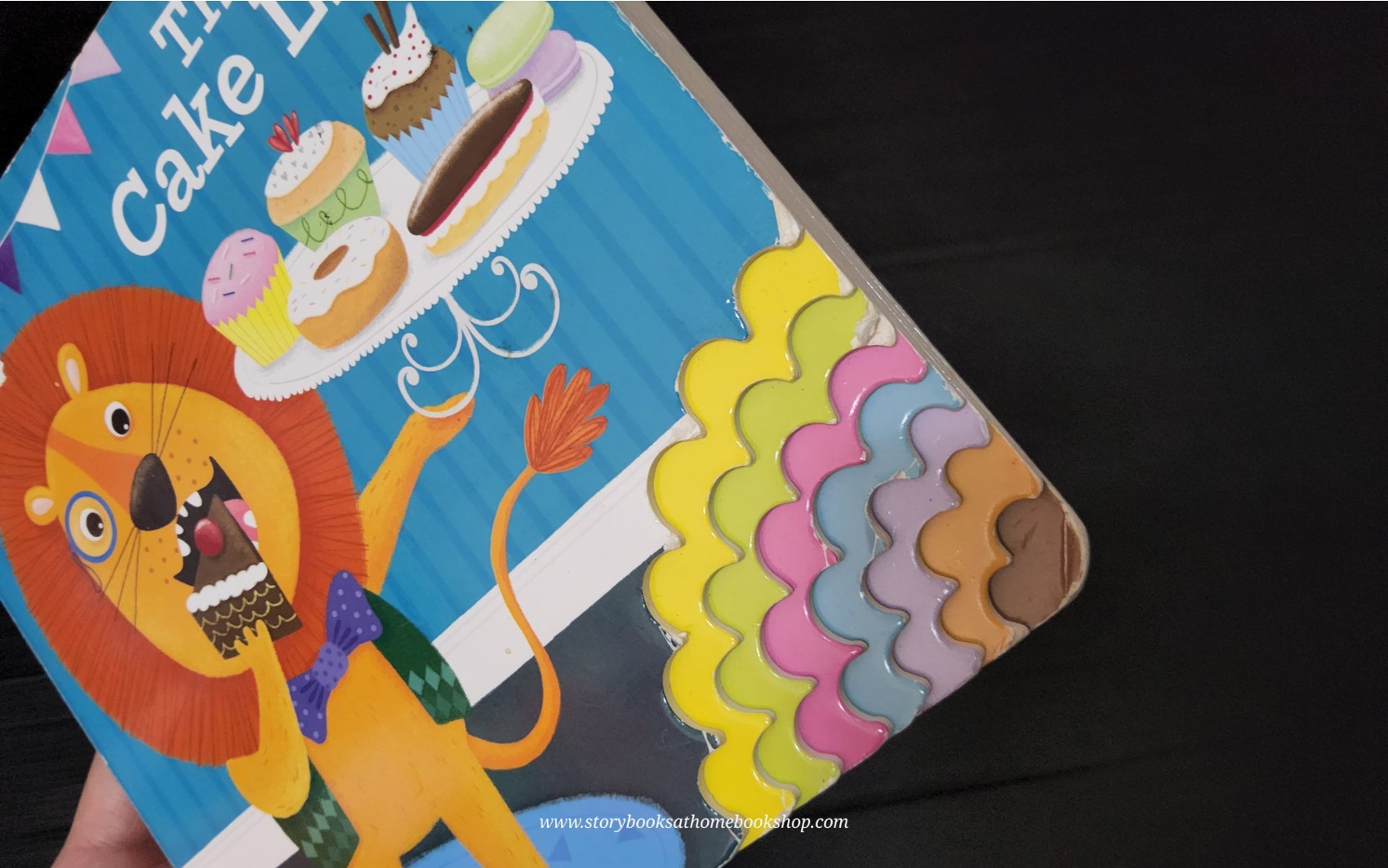 BOARD BOOK ** 🍅🍓MUNCH CORNERS:THE CAKE LION