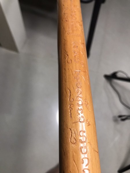 ไม้เท้าหลวงปู่ครูบาชัยยะวงศา วัดพระพุทธบาทห้วยต้ม จารตลอดด้าม ด้ามนี้ได้มาจากคุณลุงพิษณุฯ ชาวกะเหรี่ยงชาวห้วยต้ม คุณลุงได้มาเมื่อตอนอยู่ที่กุฏิกับหลวงปู่ จำปีไม่ได้ ผมได้เช่าวัตถุมงคลหลายอย่างมาจากคุณลุง