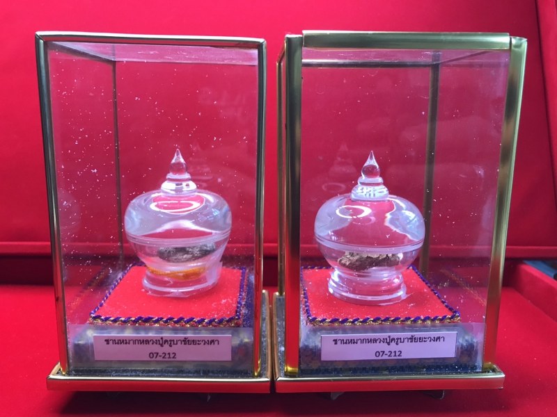 พระชานหมากหลวงปู่ครูบาชัยยะวงศา วัดพระพุทธบาทห้วยต้ม ทั้ง ๒ องค์นี้รับมากับมือหลวงปู่ เมื่อประมาณปี ๒๕๔๑-๒๕๔๓