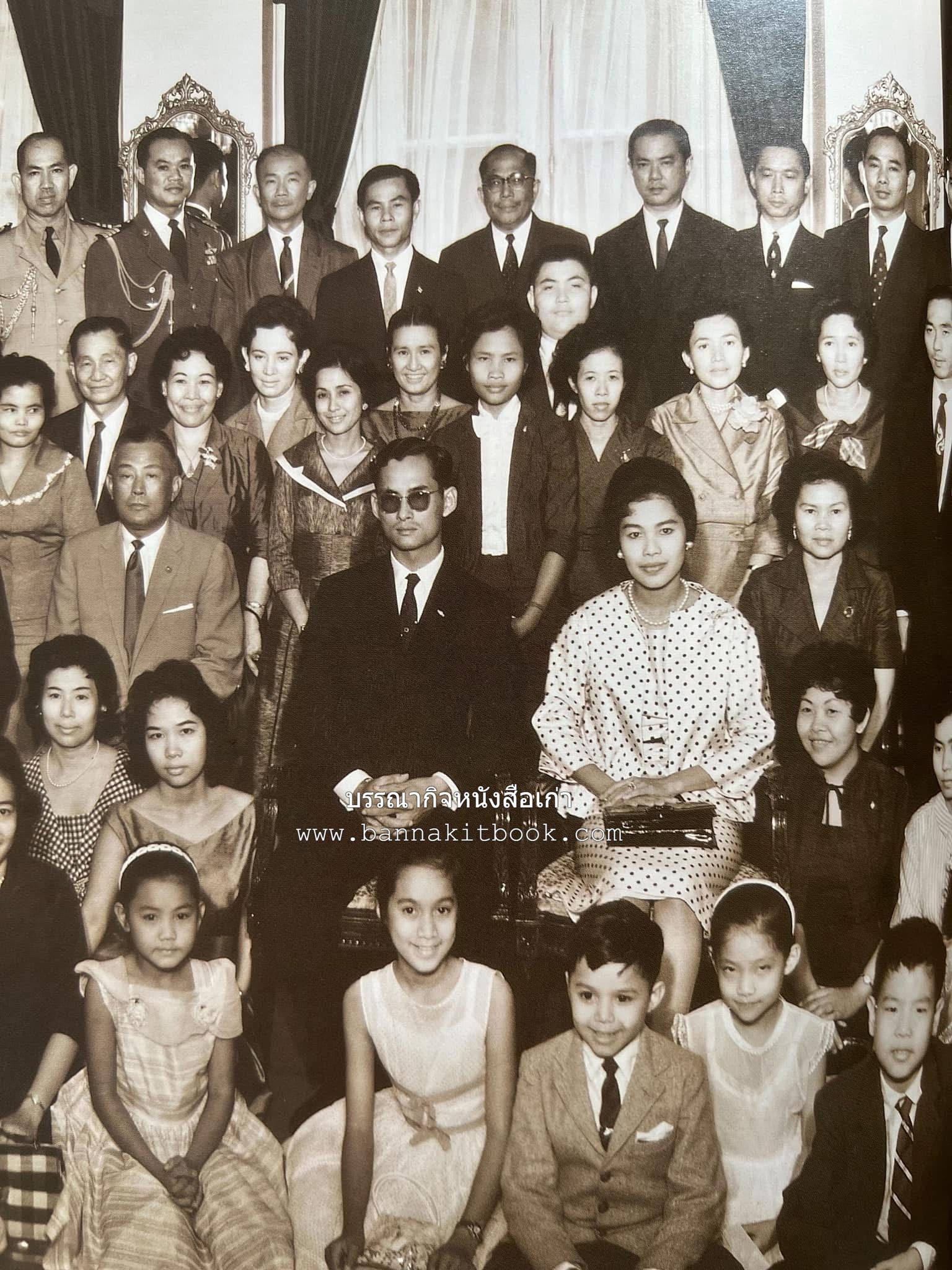 ‘หมู่ผาดแผลงหมู่แรกของ ทอ. ไทย’ หนังสืออนุสรณ์พลอากาศเอก เฉลิม ทีวะเวช หนึ่งในสี่หมู่บินผาดแผลงหมู่แรกของ ทอ.ไทย.