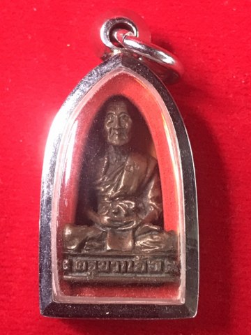 ๑. พระทัตธาตุ ครูบาแก้ว สุทโธ ๒.รูปถ่ายด้านหลังติดจีวร ๓. ล็อกเกตรุ่นแรก ปี ๑๘ ๔. เม็ดประคำจำนวน ๑ เม็ด ๕. รูปถ่ายด้านหลังติดพลอยคำ และ ๖.รูปหล่อรุ่น ๑ ของหลวงปู่แก้ว สุทโธ วัดดอยโมคลาน จ.เชียงใหม่