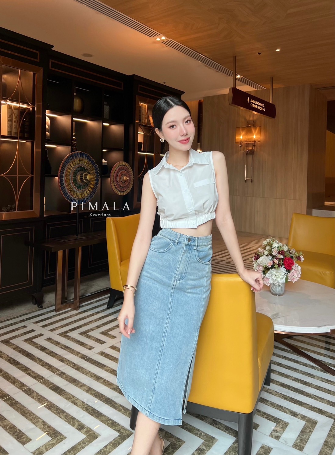 เซ็ทเสื้อเชิ้ตคอปกแขนกุดสีขาวทรงพอดีตัว มาคู่กับกระโปรงยีนส์ผ่าด้านหน้า