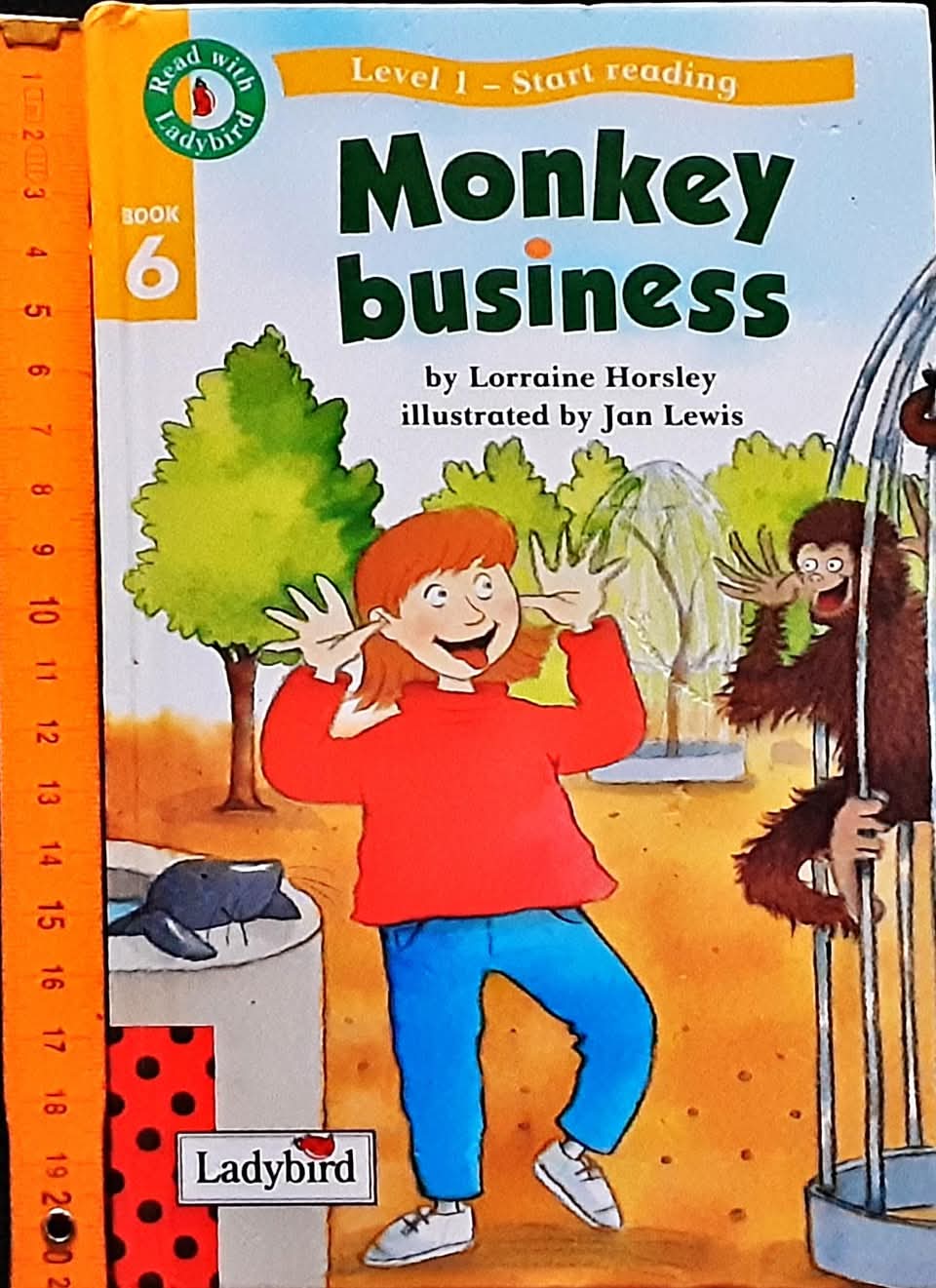 หนังสือนิทานปกแข็ง ** 🍅🍓READ WITH LADYBIRD:L1 BOOK 6 MONKEY BUSINESS