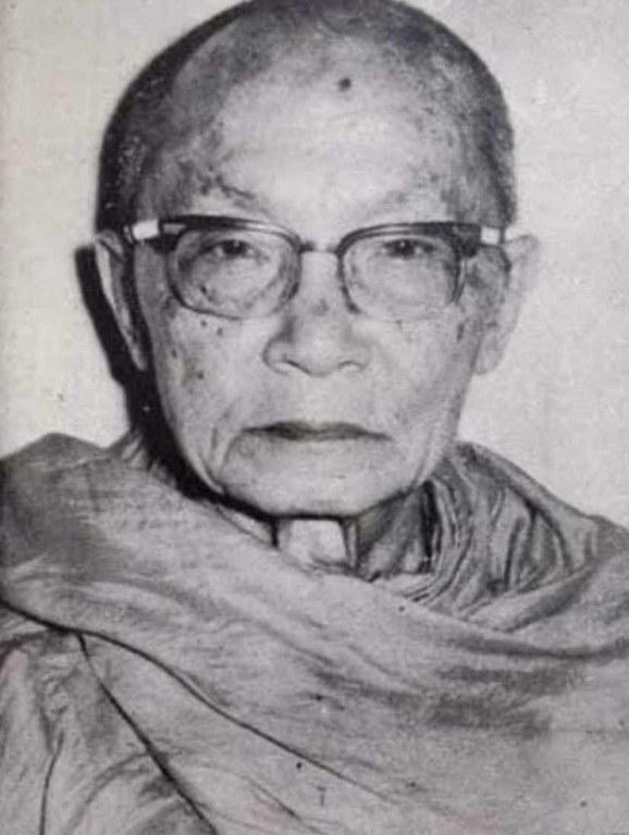 พระทันตธาตุครูบาเมือง วัดท่าแหน จ.ลำปาง พระทันตธาตุ ครูบาเมืององค์นี้ได้มาจากคุณลุงประเสริฐ อายุ 82 ปี ปัจจุบันยังมีชีวิตอยู่ (พ.ศ.2567) คุณลุงประเสริฐท่านเคยเป็นครูสอนในจังหวัดลำปาง ท่านสอนและย้ายโรงเรียน หลายที่ในจังหวัดลำปาง