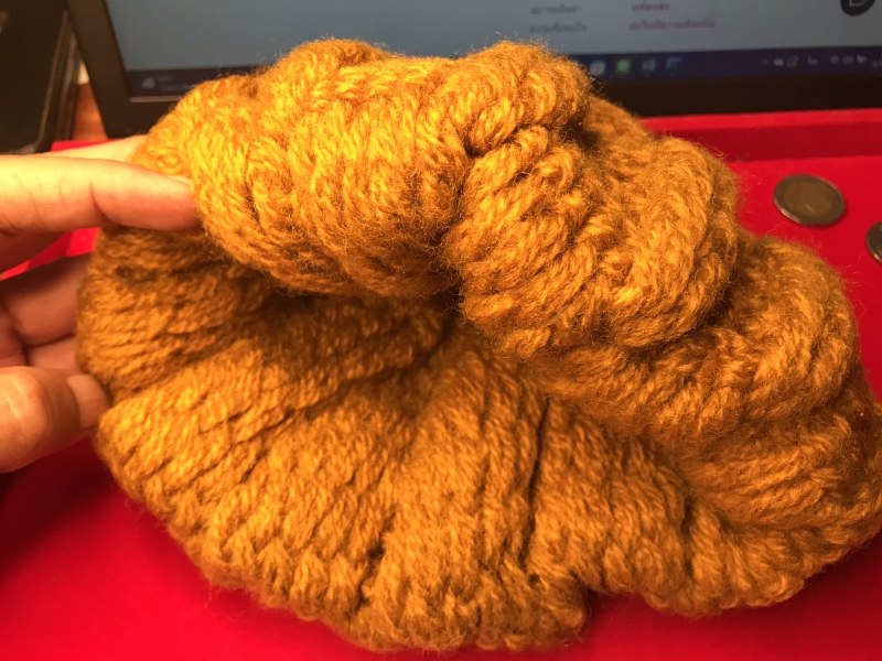 หมวกนี้ได้มาจากคุณลุงพิษณุ ฤทัยรัตน์เจริญ ปัจจุบัยอายุกว่า ๖๐ ปีแล้ว เป็นชาวกะเหรี่ยงชาวห้วยต้ม หลวงปู่ได้ให้หมวกนี้แก่คุณลุงเมื่อคราวเดินทางไปเชียงราย