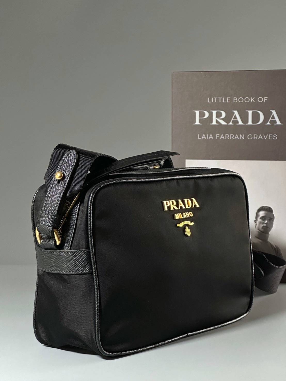 ราคาเก่า lot เดิม New Prada Tessuto/Saffiano Camera ขนาด 22.5cmW x 15cmH x 8cmD สาย Logo Prada อุปกรณ์ ถุงผ้า, การ์ด, ถุงกระดาษ