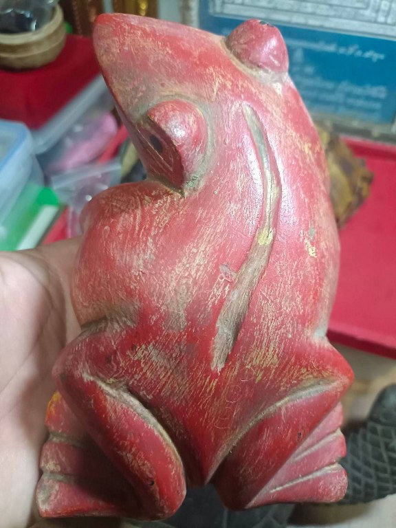 กบแดง ไม้แกะ มีรอยจาร ครูบาชัยยยะวงศา วัดพระพุทธบาทห้วยต้ม จ,ลำพูน ได้มาจากหนานป๋อง อายุ 64 ปี เคยบวชรับใช้ครูบาวงศ์ สึกเมื่อปี 2553 สึกออกมาเป็นฆาราวาส อาศัยอยู่ที่บ้านป่าไผ่ อ.ลี้ ได้รับของหลายชิ้นมาจากครูบาวงศ์ หลวงปู่เสกให้ในกุฏิ มอบให้หนานป๋อง