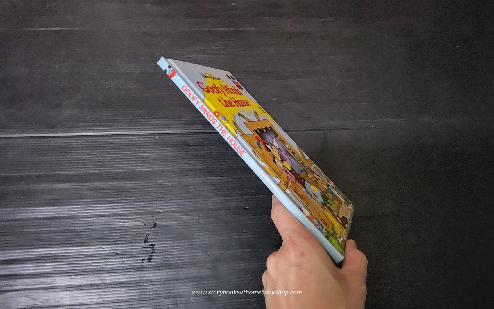 หนังสือนิทานปกแข็ง** 🍅🍓DISNEY GOOFY MINDS THE HOUSE