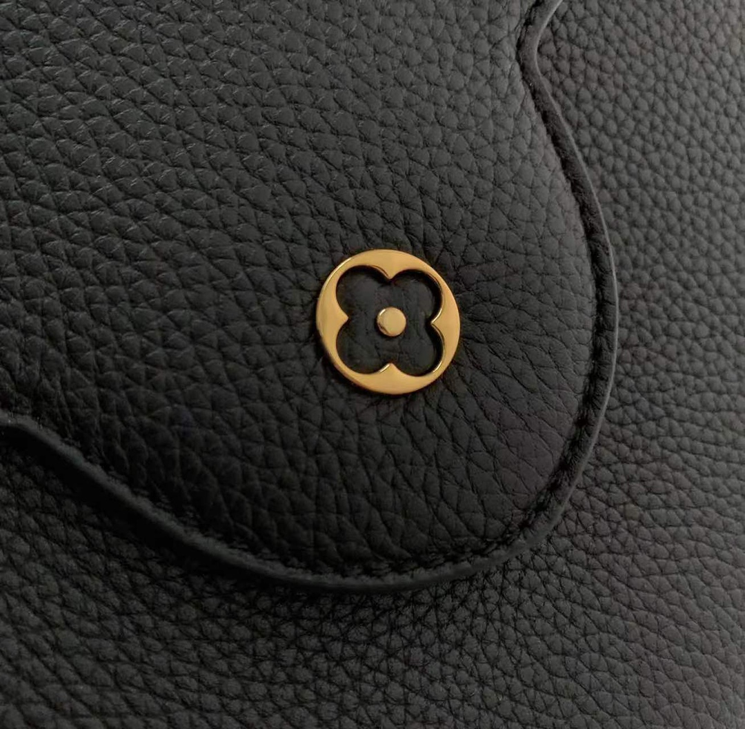 [Pre-order]กระเป๋าสะพาย LOUIS VUITTON Taurillon Leather Capucines งานคุณภาพที่ดีที่สุด