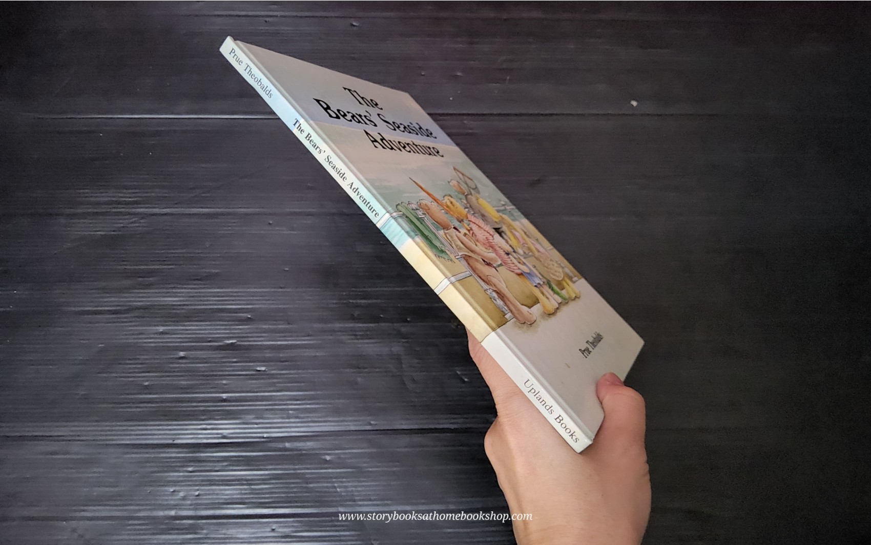 หนังสือนิทานปกแข็ง** 🍅🍅THE BEARS' SEASIDE ADVENTURE BY PRUE THEOBALDS