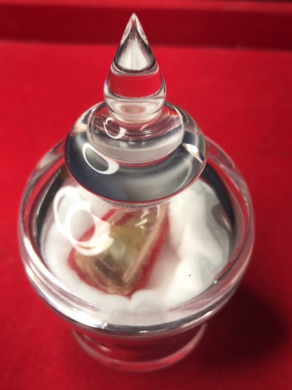 พระทันตธาตุ แกะเป็นรูปพระพุทธ หลวงปู่ขาน วัดบ้านเหล่า อ.เวียงเชียงรุ่ง จ.เชียงราย ได้มาจากครูประหยัด อายุ ๖๐ ปี (บันทึก พ.ศ.๒๕๖๖) เคยสอนอยู่ที่โรงเรียนสันโค้ง จ.เชียงราย ปัจจุบัน (พ.ศ.๒๕๖๖) เกษียณอายุแล้ว เดิมทีเลี่ยมทองไว้ แต่ได้แกะทองไปขายแล้ว