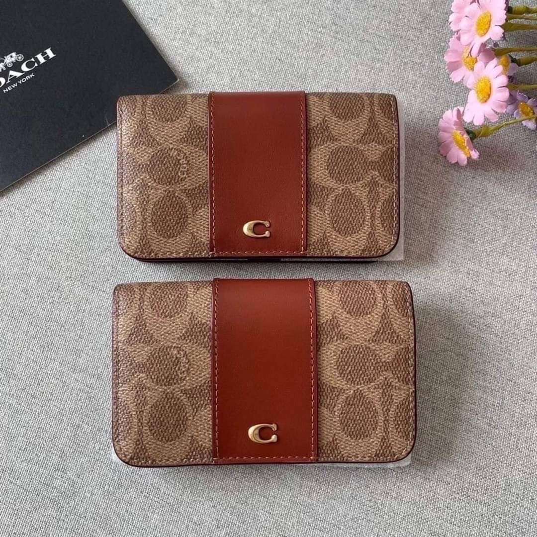 New Coach Slim Card Case In Signature Canvas กระเป๋าใส่บัตรงานช็อป ขนาด 5" (L) x 3 1/2" (H) x 1" (W) อุปกรณ์.ป้าย แคร์การ์ด