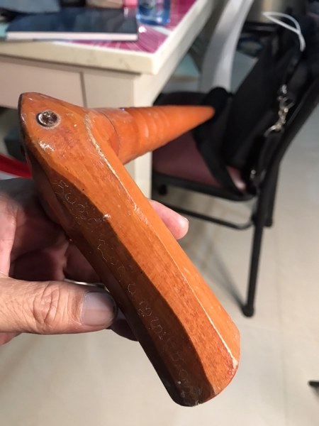 ไม้เท้าครูบาชัยยะวงศานี้ มีรอยจารของหลวงปู่ครูบาชัยยะวงศา สวยงาม ท่านรองเจ้า อาวาสท่านเป็นผู้เก็บไว้ ปัจจุบันนี้ท่านรองเจ้าอาวาสได้ไปเป็นเจ้าอาวาสในวัดที่จังหวัดตาก มา 4 ปีแล้ว (2565)