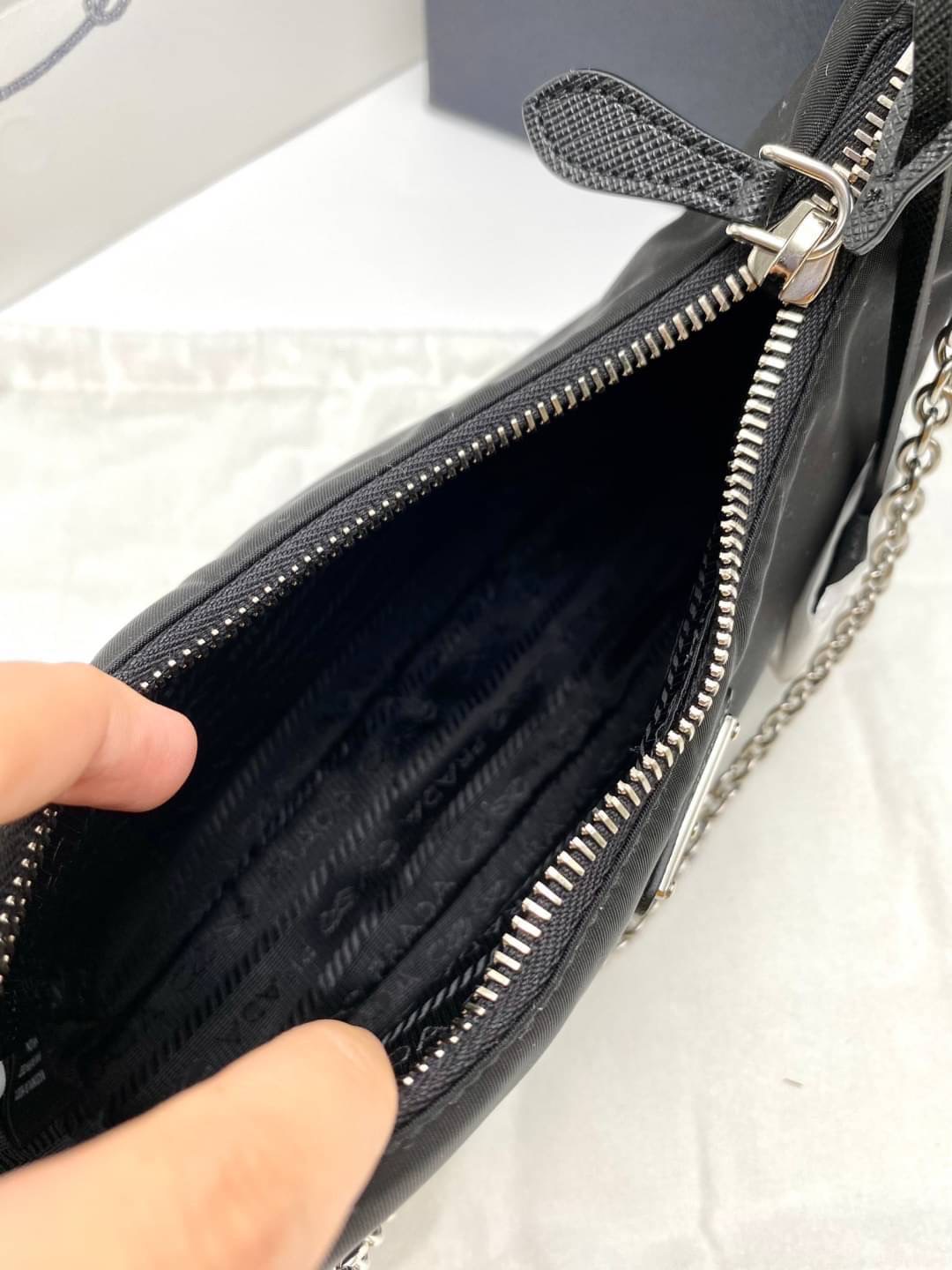 New Prada *ล็อตใหม่ไม่มีการ์ดแข็ง ขนาด : Width: 22cm x Height: 18cm x Depth: 6.5cm อุปกรณ์ : กล่อง การ์ด ถุงผ้า ถุงกระดาษ shop king power