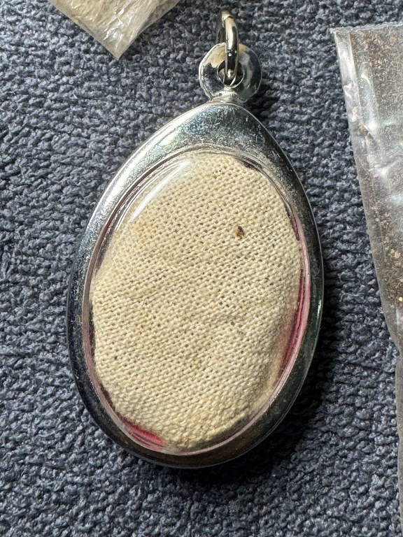 พระทันตธาตุครูบาเมือง วัดท่าแหน จ.ลำปาง พระทันตธาตุ ครูบาเมืององค์นี้ได้มาจากคุณลุงประเสริฐ อายุ 82 ปี ปัจจุบันยังมีชีวิตอยู่ (พ.ศ.2567) คุณลุงประเสริฐท่านเคยเป็นครูสอนในจังหวัดลำปาง ท่านสอนและย้ายโรงเรียน หลายที่ในจังหวัดลำปาง