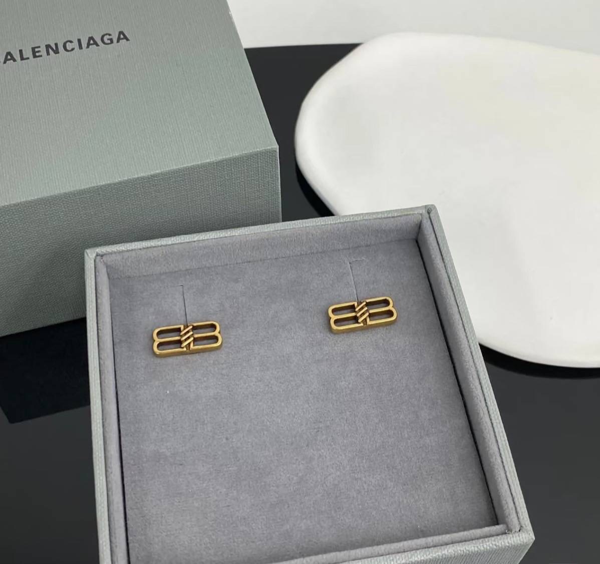 พร้อมส่ง 🛒🇹🇭 New Balenciaga letter stud earring logo ใส่ติดหูน่ารักมากกก หายากด้วยค่