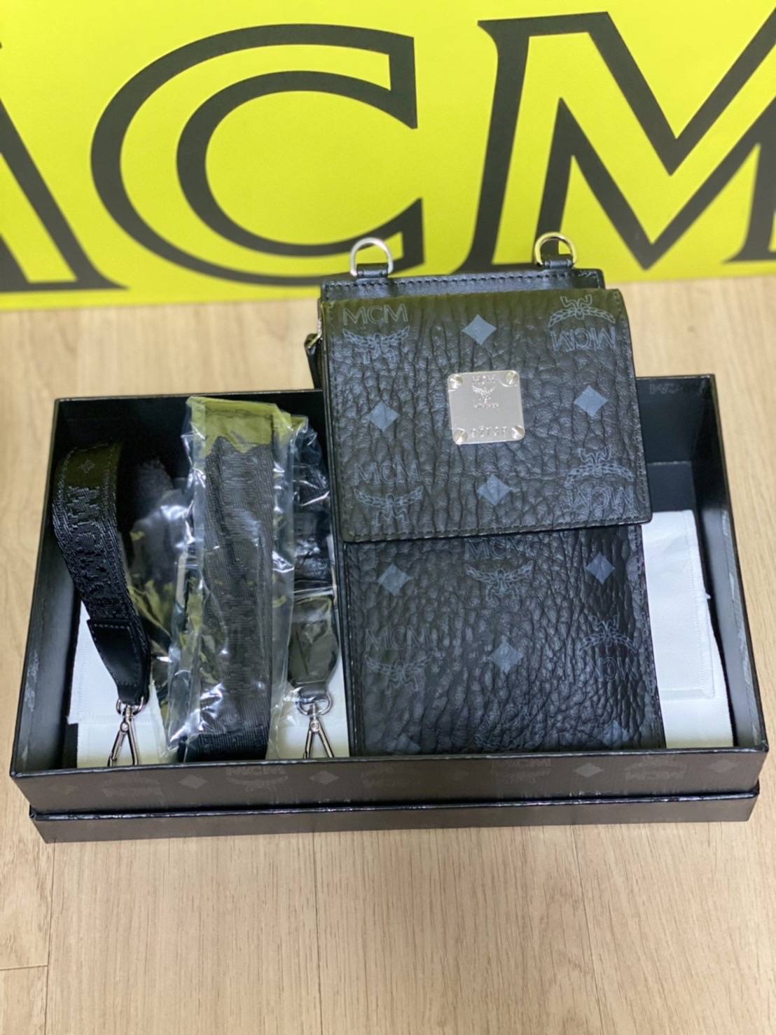 New Mcm phone bag crossbody สีดำ
