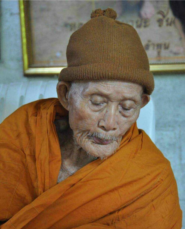 พระทันตธาตุและพระอัฐิธาตุครูบานะ สำนักสงฆ์ดอยอีฮุ้ย ต.ปงแม่ลอบ อ.แม่ทา จ.ลำพูน ได้มาจากผู้ช่วยผู้ใหญ่บ้าน บ้านทาแม่ลอบ อ.แม่ทา จ.ลำพูน ชื่อเดช อายุ 52 ปี ผู้ช่วยเดชเป็นศิษย์ยุคแรกเมื่อปี 2554 ดูแลครูบานะ ช่วยสร้างวัดดอยอีฮุ้ย ผู้ช่วยเดช ไม่ได้ให้ข้อมูลว่า