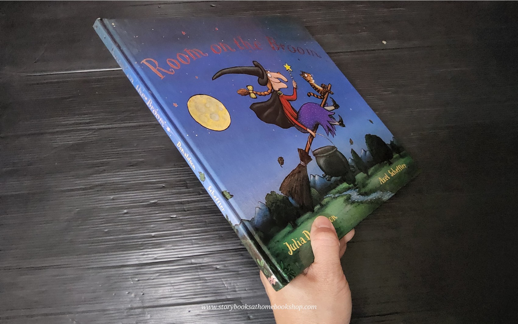 หนังสือนิทานปกแข็ง** 🍅ROOM ON THE BROOM BY JULIA DONALDSON.AXEL SCHEFFLER