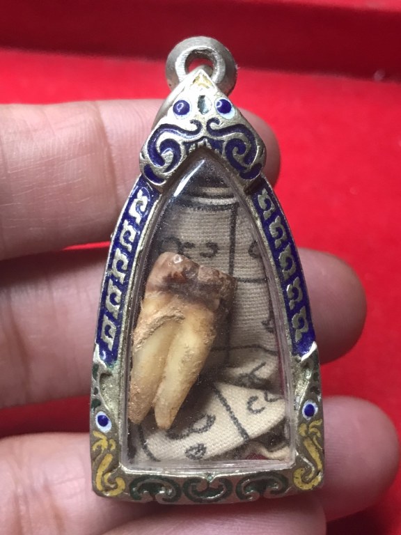 พระทันตธาตุ และผ้ายันต์ ครูบาตั๋น วัดป่าลาน ต.ทุ่งต้อม อ.สัยป่าตอง จ.เชียงใหม่ ชุดนี้ได้มาจากพ่ออุ๋นหนานลอง อายุ 82 ปี อยู่บ้านทองทิพย์ อ.สันป่าตอง จ.เชียงใหม่ พ่ออ๋อยหนานลอง เก็บสะสมวัตถุมงคลครูบาตั๋น และเคยเป็นศิษย์ฆาราวาสของครูบาตั๋น