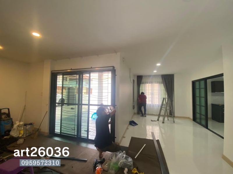 เหล็กดัดสีอบโทนสีดำพร้อมมุ้งลวด กระจกฟิล์มดำ บานเลื่อน