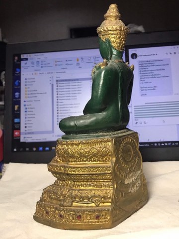 พระแก้มรกตขนาดบูชา ๕ นิ้วองค์นี้ มีรอยจารที่ใต้ฐานพระ สภาพไม่สมบูรณ์นัก ปลายเกศาของท่านหักนิดหน่อย หลวงปู่ฯ ท่านได้มาตอนที่ท่านไปปลุกเสกวัตถุมงคลที่วัดพระธาตุปางหลวง ภายหลังพิธี ท่านได้รับถวายพระบูชาองค์นี้ แล้วท่านนำไปไว้ที่กุฏิของท่าน 4-5 พรรษา