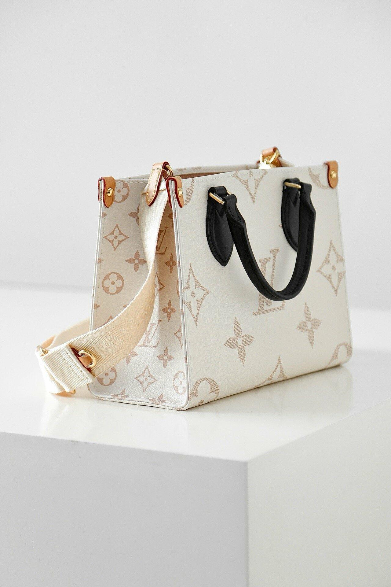 [Pre-order]กระเป๋า Louis Vuitton On The Go Premium Pochette With OG Magnetic Box & Dust Bag - Coin Pouch งานคุณภาพที่ดีที่สุด