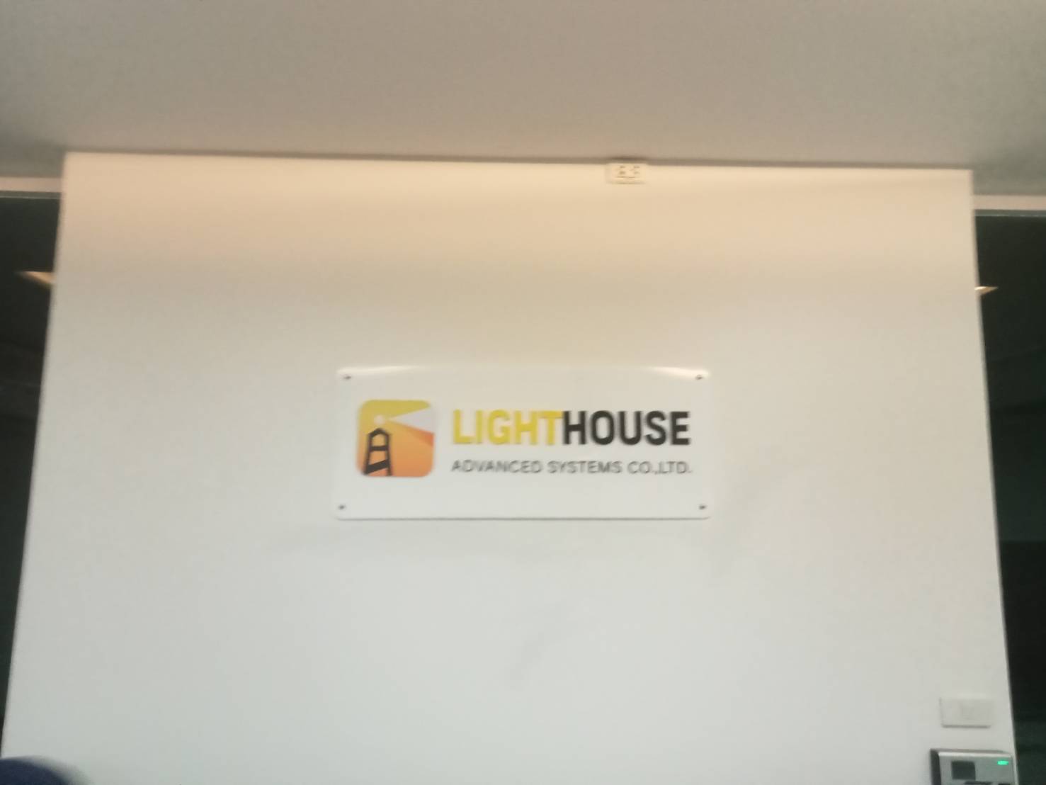 #ป้ายอะคริลิคขาวติดอักษรอะคริลิคไดคัท