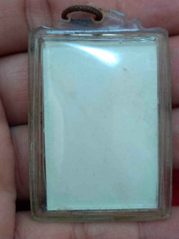 พระทันตธาตุ จีวร เกศา รูปถ่าย หลวงปู่แหวน วัดดอยแม่ปั๋ง เลี่ยมโบราณ ไม่น้อยกว่า 40 ปี เจ้าของเดิมเป็นศิษย์รับใช้หลวงปู่แหวน เป็นครูที่ อ.พร้าว ชื่อคุณพ่อประจักษ์ อายุ 95 ปี ปัจจุบัน (พ.ศ.2566) ยังมีชีวิตอยู่ ท่านเคยรับใช้หลวงปู่แหวน ช่วงปี 2524-2528