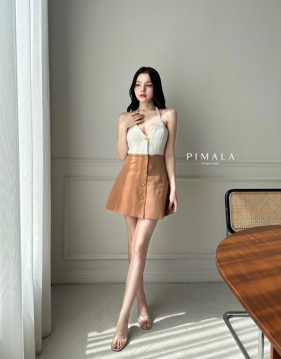 เดรสสวยหรูสายคล้องคออกวีเซ็กซี่นิดๆ