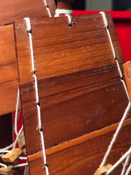 เรือใบ มีรอยจารหลวงปู่ครูบาชัยยะวงศา บนใบเรือใบหน้า และใบกลาง เป็นของกำนันแก้ว กำนันแก้วท่านเป็นคนบ้านห้วยไฟ ต.แม่อาว อ.ป่าซาง ใกล้ดอยทุ่งหัวช้าง