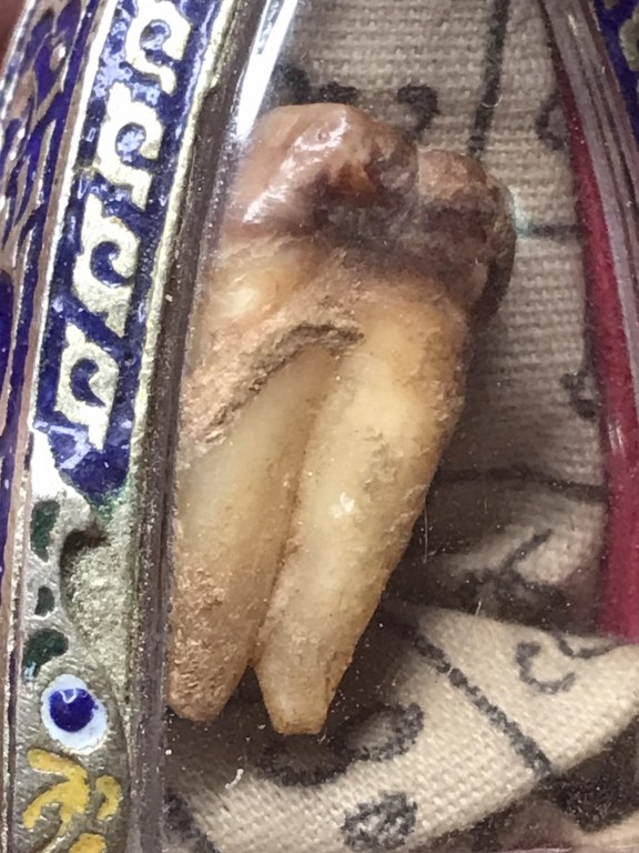 พระทันตธาตุ และผ้ายันต์ ครูบาตั๋น วัดป่าลาน ต.ทุ่งต้อม อ.สัยป่าตอง จ.เชียงใหม่ ชุดนี้ได้มาจากพ่ออุ๋นหนานลอง อายุ 82 ปี อยู่บ้านทองทิพย์ อ.สันป่าตอง จ.เชียงใหม่ พ่ออ๋อยหนานลอง เก็บสะสมวัตถุมงคลครูบาตั๋น และเคยเป็นศิษย์ฆาราวาสของครูบาตั๋น