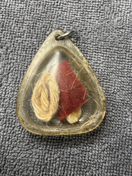 พระทันตธาตุครูบาดวงดี วัดท่าจำปี จ.เชียงใหม่ ร.ต.อ.พิทักษ์ ได้มาจากอดีตพ่อกำนันคม อายุ 72 ปี เคยเป็นกำนันใน อ.ดอยหล่อ จ.เชียงใหม่ ระหว่าง ปี 2552-2560 พ่อกำนันคม เป็นลูกศิษย์ครูบาดวงดี วัดท่าจำปี พ่อกำนันได้รับพระทันนตธาตุนี้มาเมื่อปี 2553