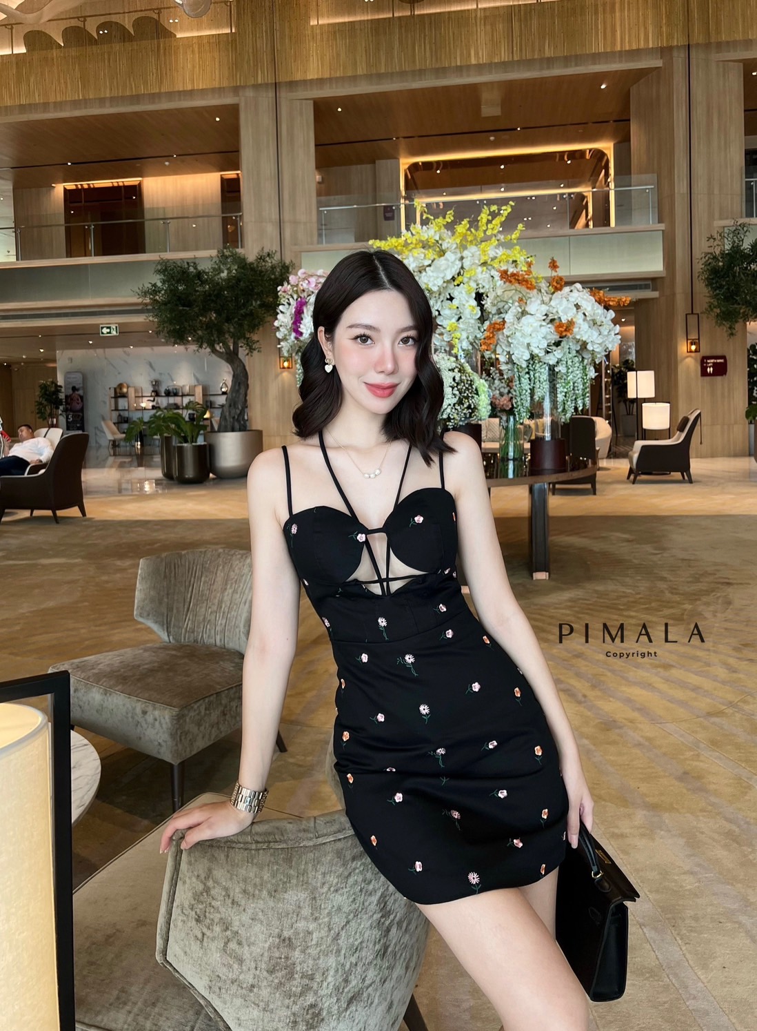 เดรสสายเดี่ยวสีดำทรงแซ่บเปิดอกมีสายคาดผูกคอ