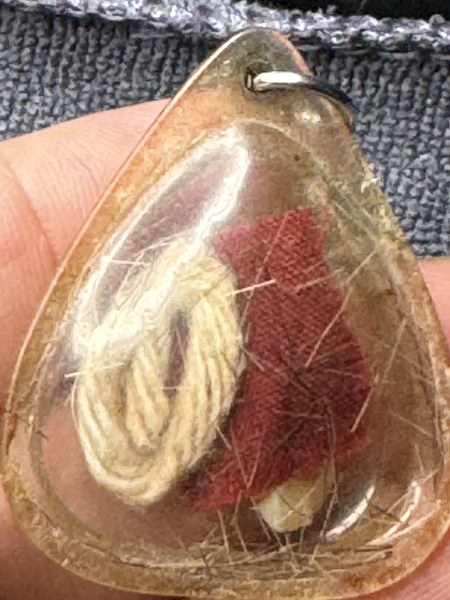 พระทันตธาตุครูบาดวงดี วัดท่าจำปี จ.เชียงใหม่ ร.ต.อ.พิทักษ์ ได้มาจากอดีตพ่อกำนันคม อายุ 72 ปี เคยเป็นกำนันใน อ.ดอยหล่อ จ.เชียงใหม่ ระหว่าง ปี 2552-2560 พ่อกำนันคม เป็นลูกศิษย์ครูบาดวงดี วัดท่าจำปี พ่อกำนันได้รับพระทันนตธาตุนี้มาเมื่อปี 2553