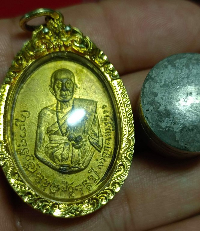 พระทันตธาตุ และวัตถุมงคลหลวงปู่ครูบาอินทิวงศ์ วัดอินทขิล ป่าซาง จ.ลำพูน เจ้าของเดิมคืออดีตนายอำเภออภิสิทธิ์ เป็นคนดอยหล่อ จ.เชียงใหม่ อายุ 72 ปี เล่าให้ฟังว่าชุดพระทันตุธาตุนี้ว่าได้มาจากลูกศิษย์ครูบาอินทิวงศ์ คนป่าซาง แต่ท่านจำชื่อไม่ได้แล้ว เพราะนานมาก