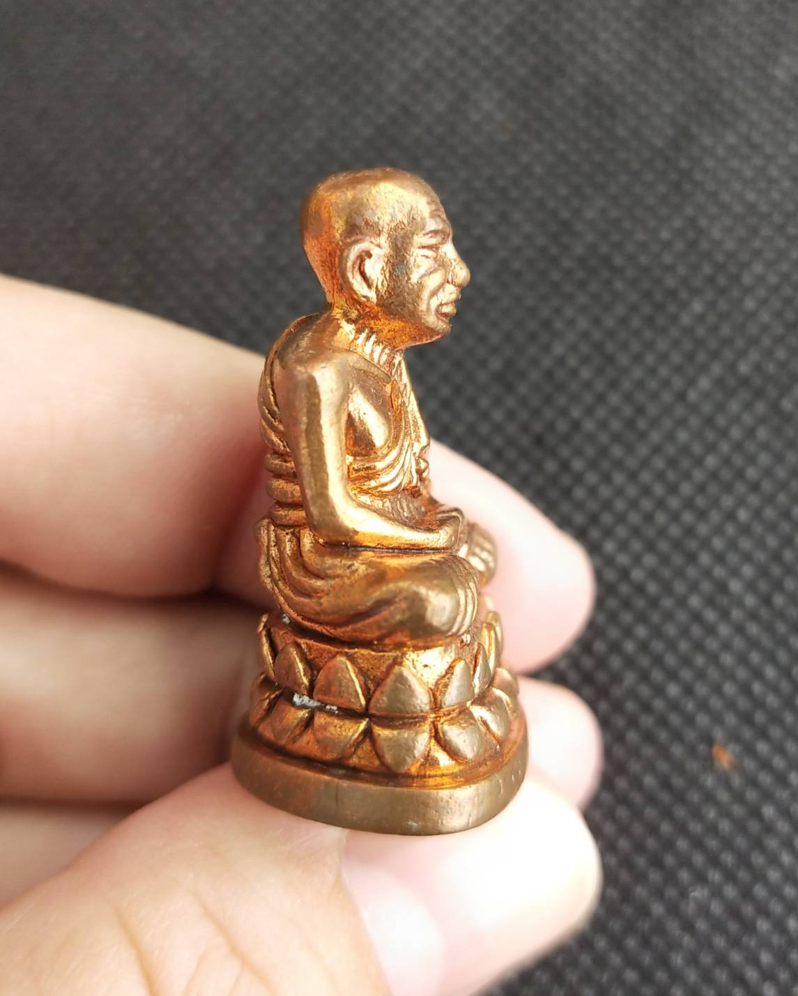 หลวงปู่ทวดลอยองค์ พิมพ์บัวรอบ รุ่นนารายณ์แปลงรูป เนื้อสัมฤทธิ์แดง ปี 2552