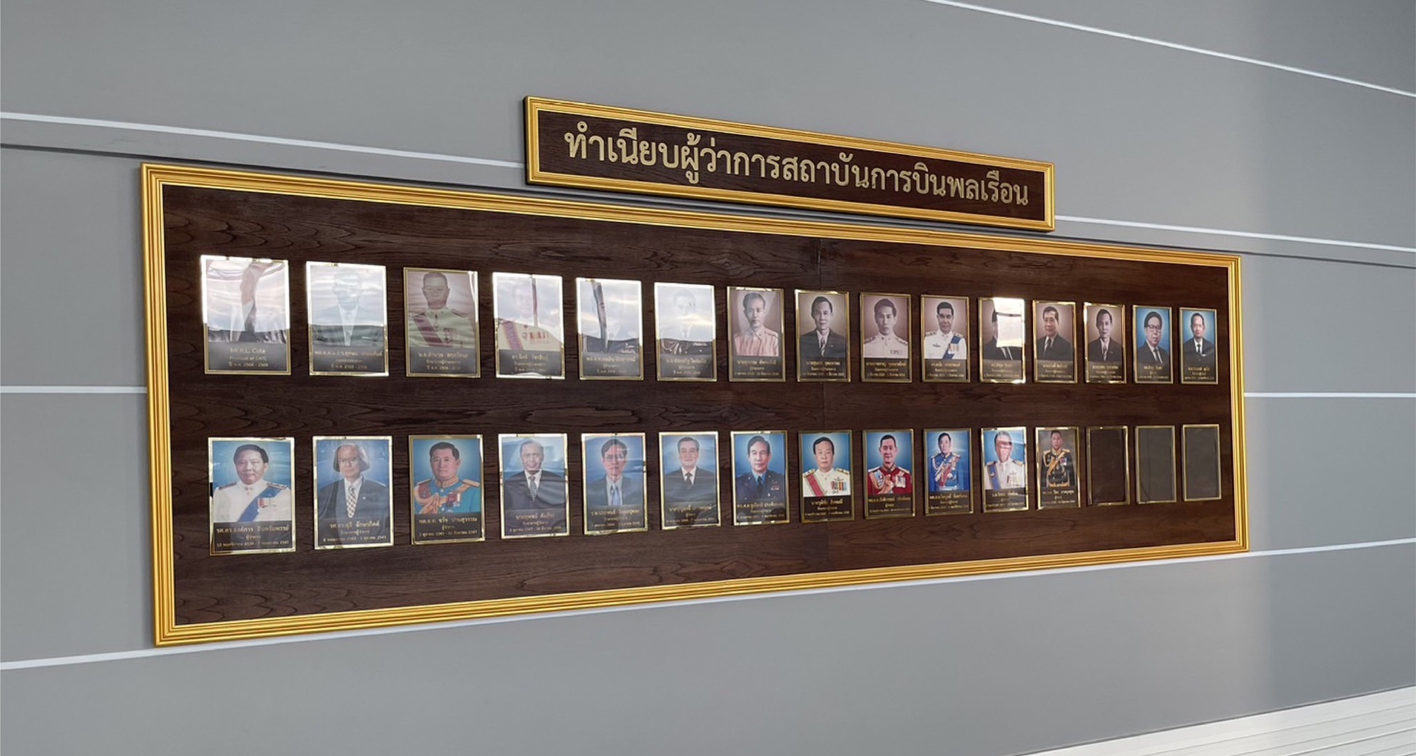 ป้ายทำเนียบหน้าไม้สัก ขนาด 120x400cm ติดกรอบใส่รูปอะคริลิคใสขอบทอง