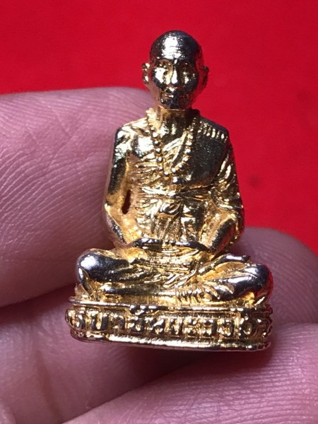 รูปหล่อหลวงปู่ครูบาชัยยะวงศา วัดพระพุทธบาทห้วยต้ม รุ่นแรก พ.ศ. 2527 กะไหล่ทอง ใต้ฐานอุดผงและเส้นเกศา